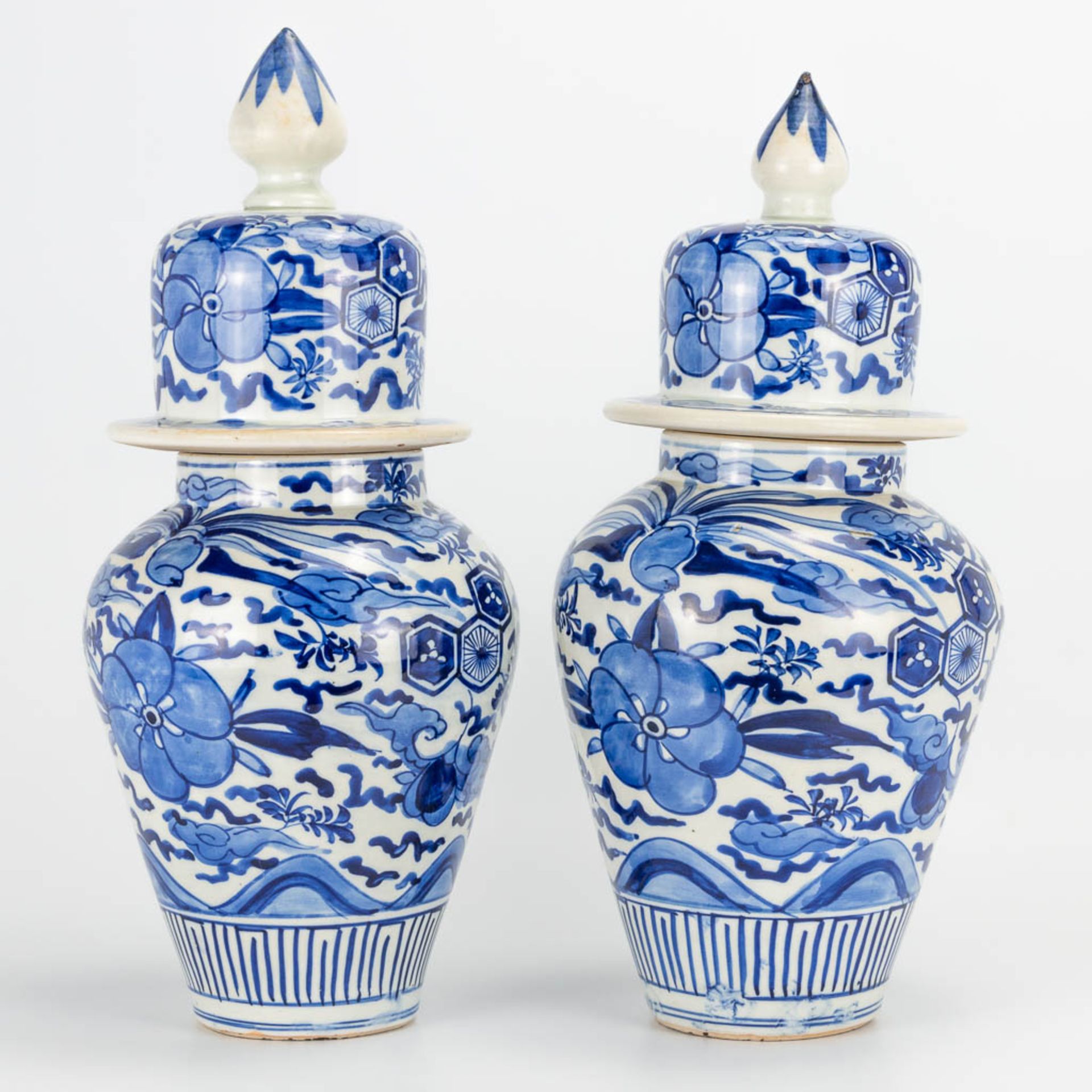 A pair of small Oriental vases wit lid, blue-white floral decor. (40 x 20 cm) - Bild 17 aus 20