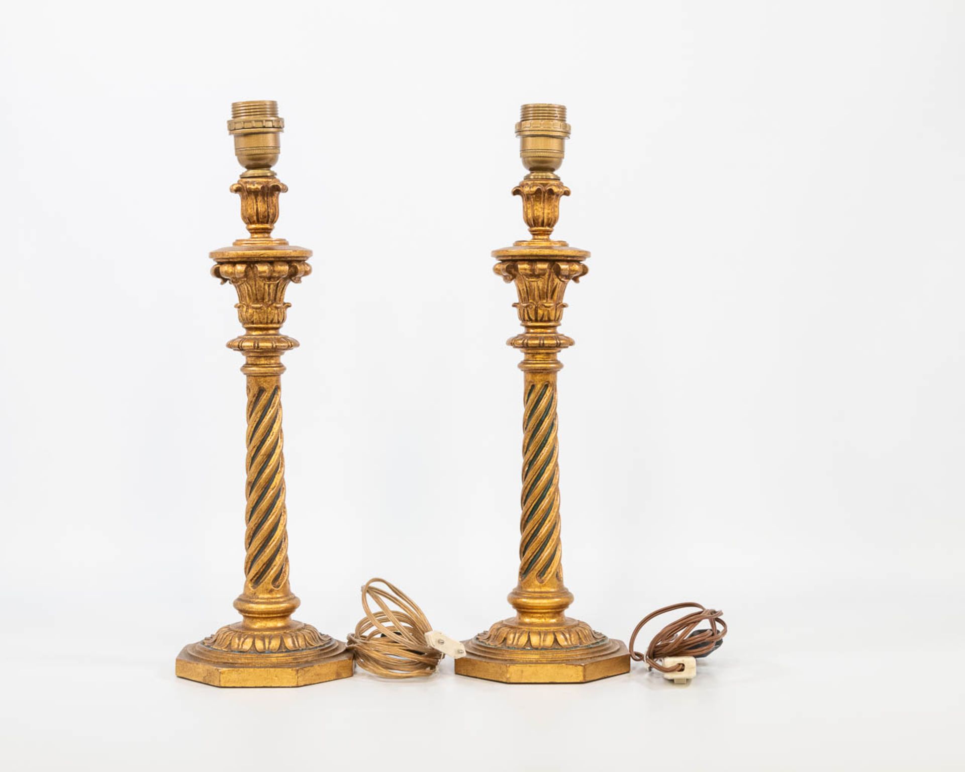 A pair of candlesticks made of gilt wood with green accents. The second half of the 20th century. (4 - Bild 5 aus 10