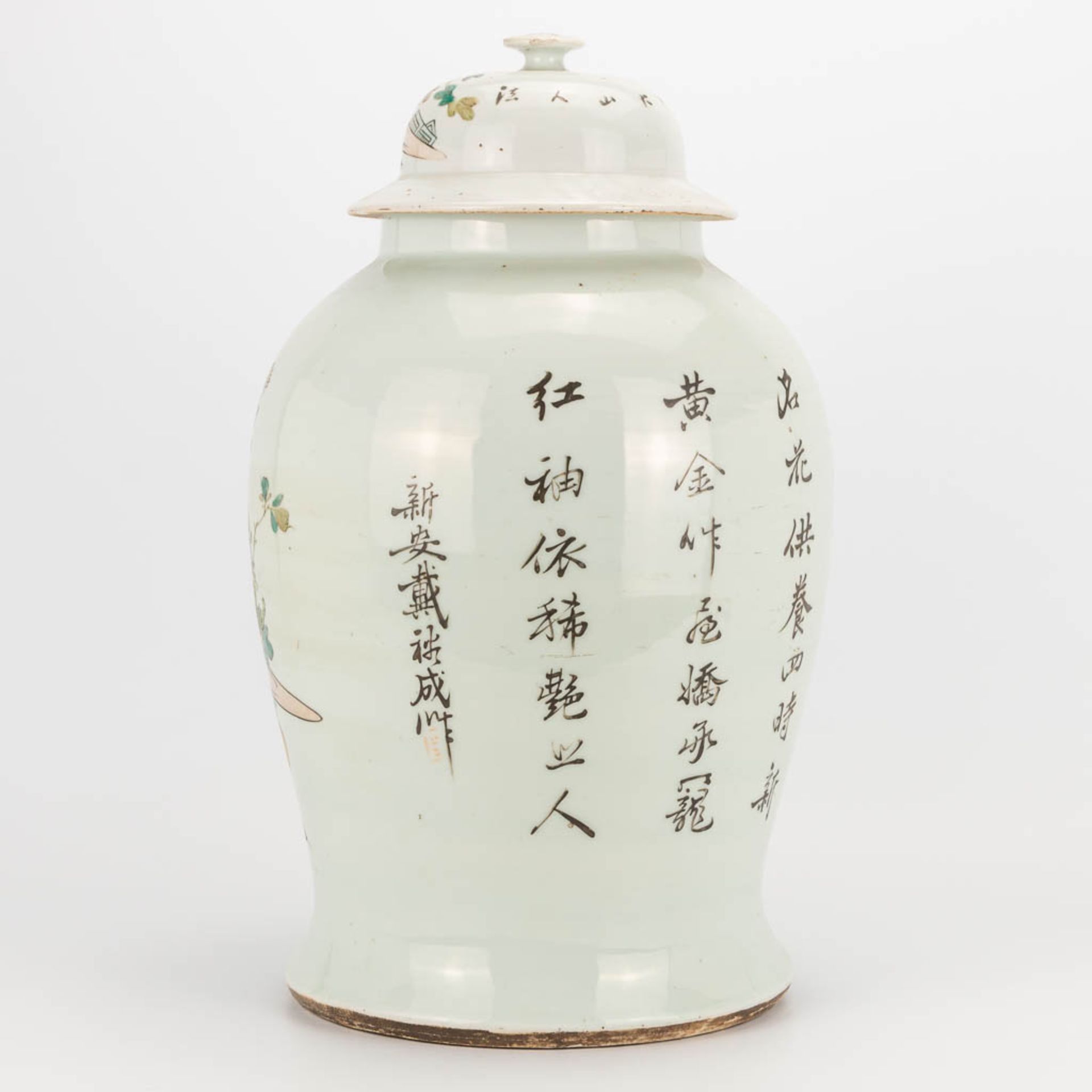 A Chinese porcelain vase with lid, decor of 100 antiquities. 19th/20th century. (43 x 27 cm) - Image 4 of 20