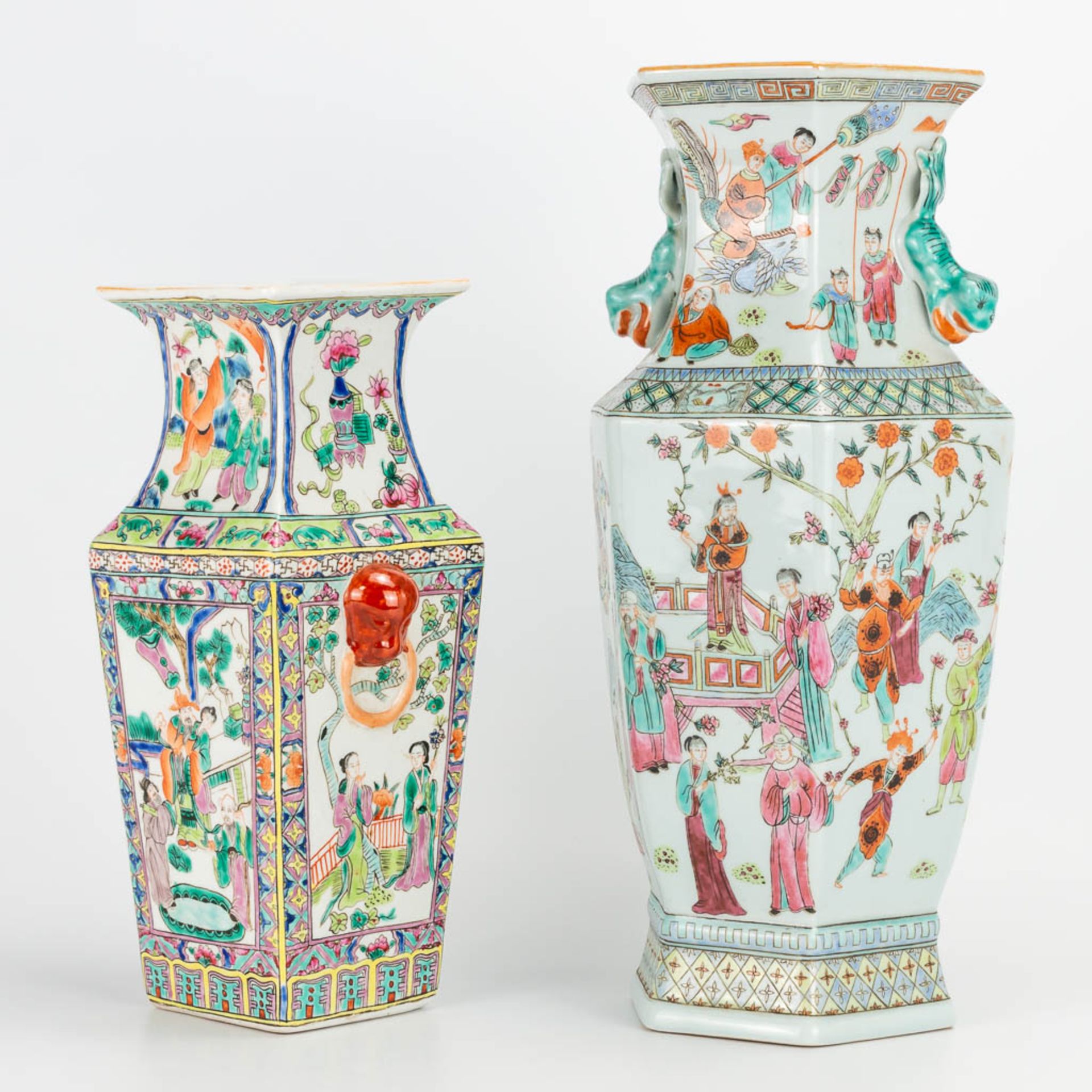 A collection of 2 Chinese vases with decor of emperors, playing children and ladies in court. 20th c - Image 11 of 29