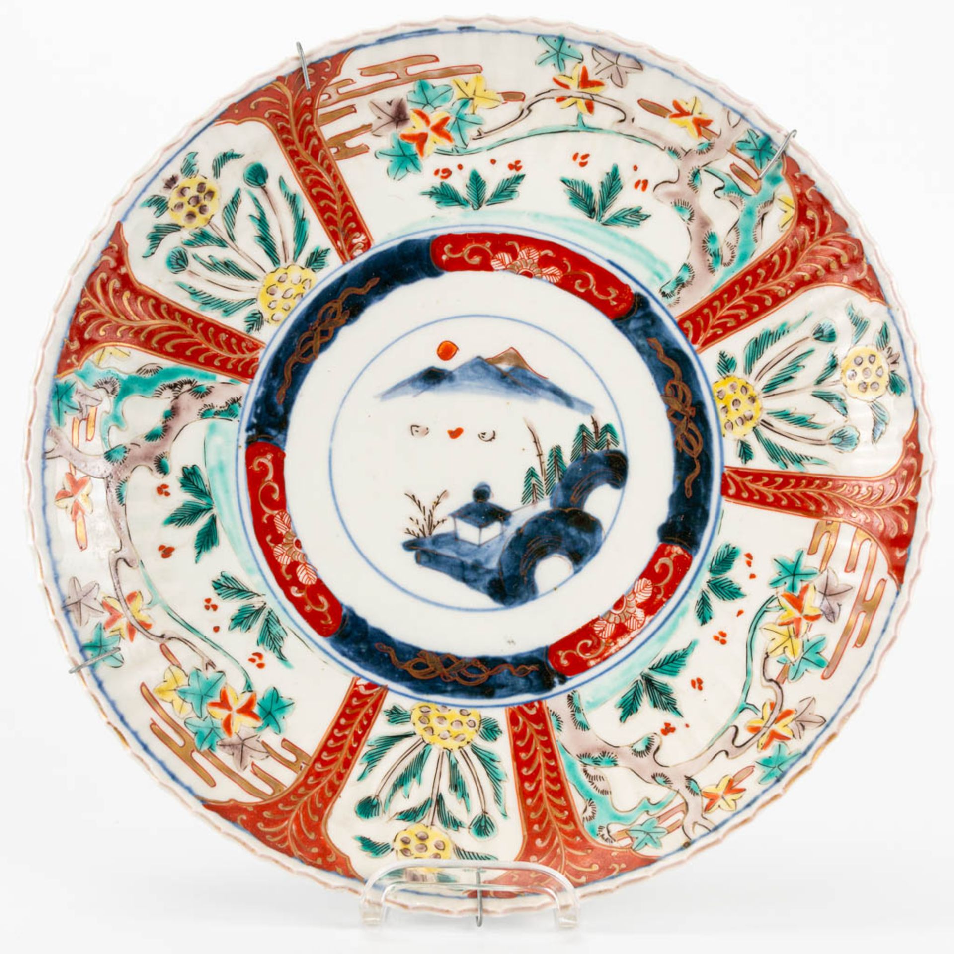 An assembled collection of 10 plates made of Japanese porcelain, Imari, blue white. (4 x 25 cm) - Image 9 of 16