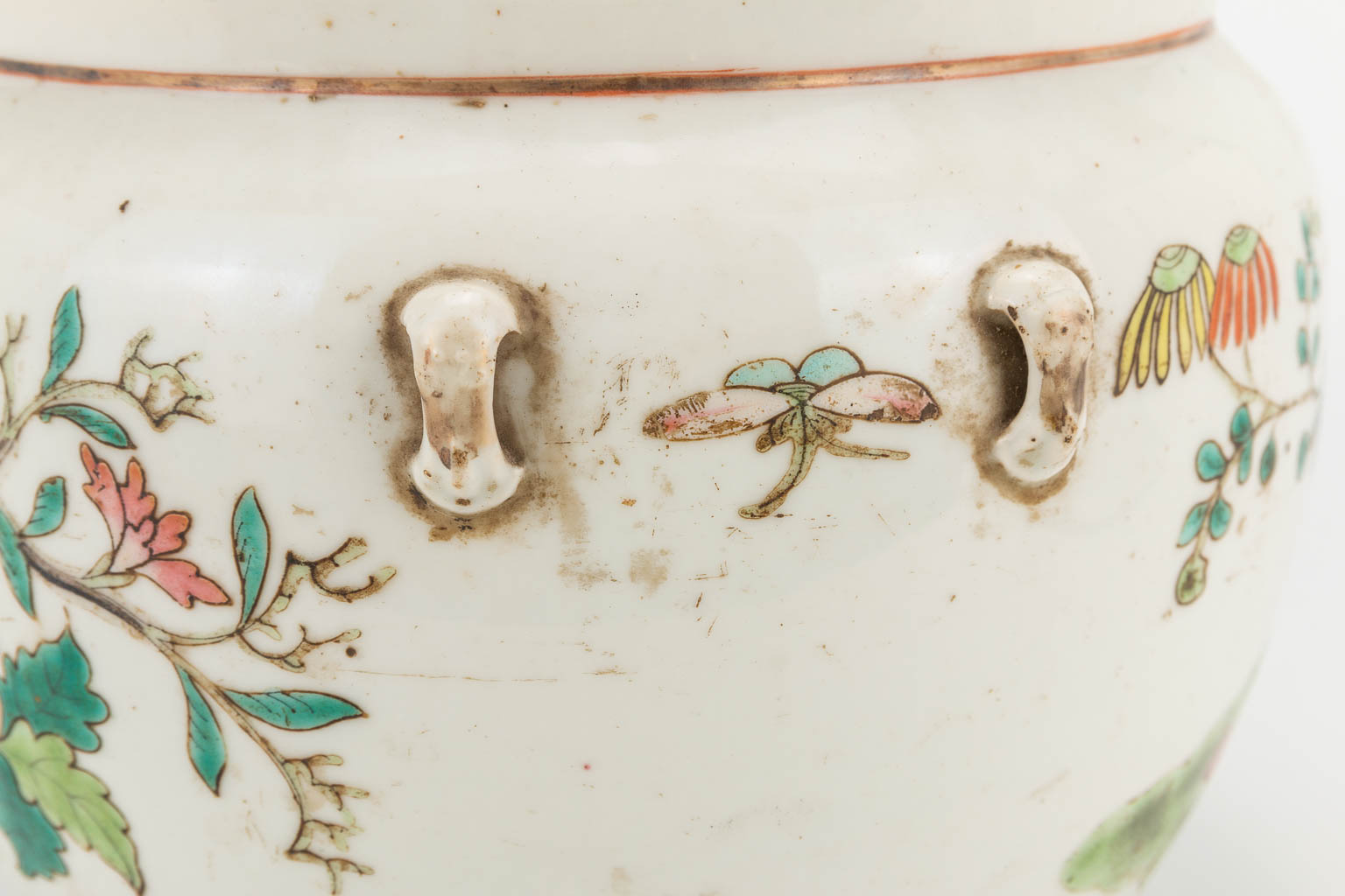 A Chinese porcelain jar with lid, with flower and butterfly decor. 19th/20th century. (21 x 23 cm) - Image 10 of 18