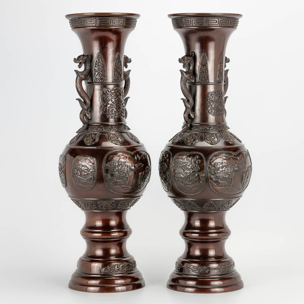 A pair of bronze Japanese vases decorated with landscapes and dragons, 19th century. (50,5 x 20 cm) - Image 6 of 19