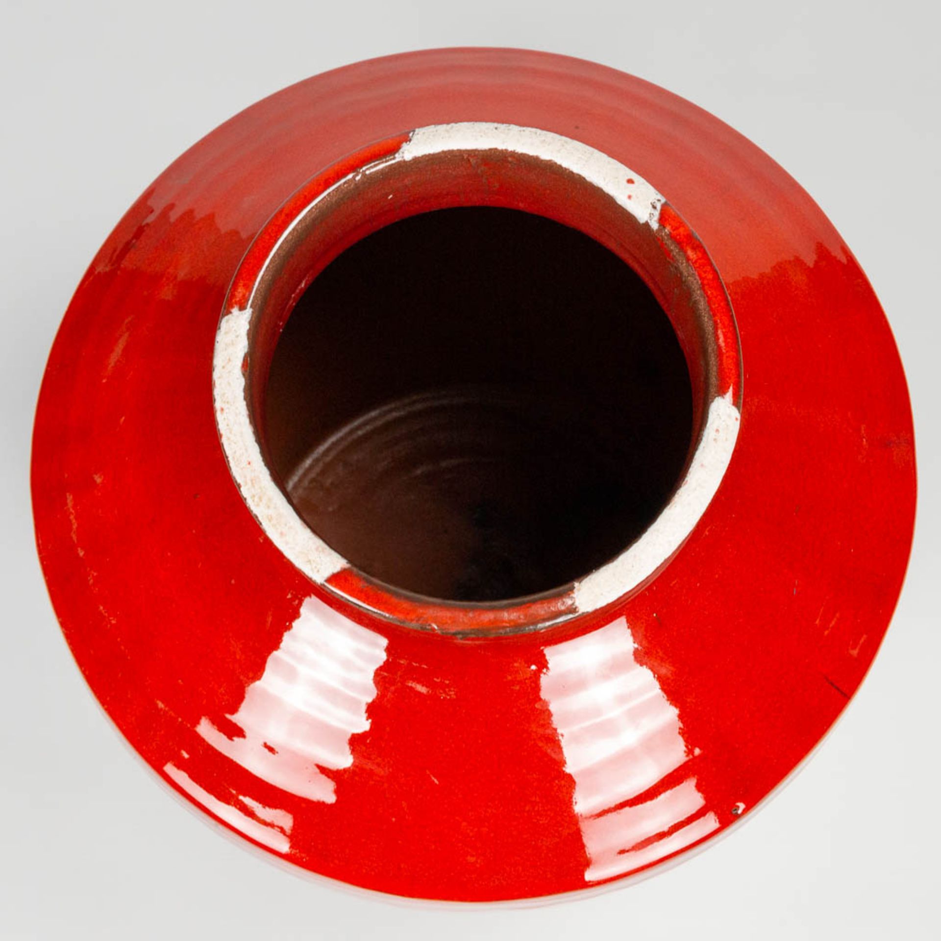 An exceptionally large ceramic vase with red glaze, probably made by Leon GOOSSENS (XX) (56 x 40 cm) - Bild 7 aus 10