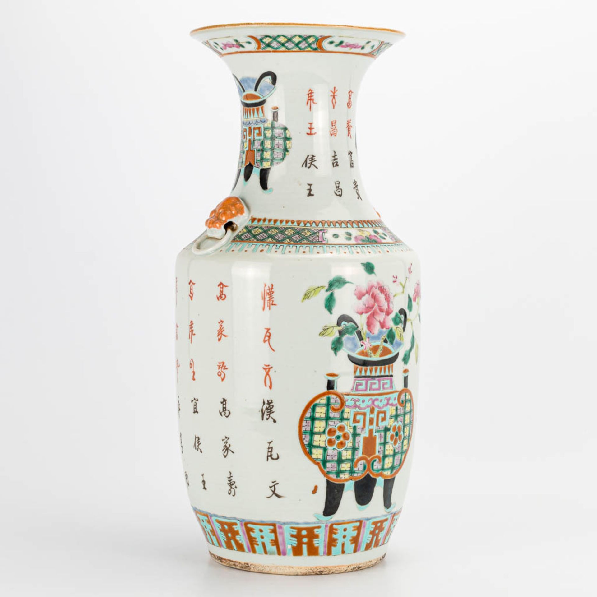 A chinese vase with decor of a planter. 19th/20th century. (43 x 20 cm) - Image 9 of 23