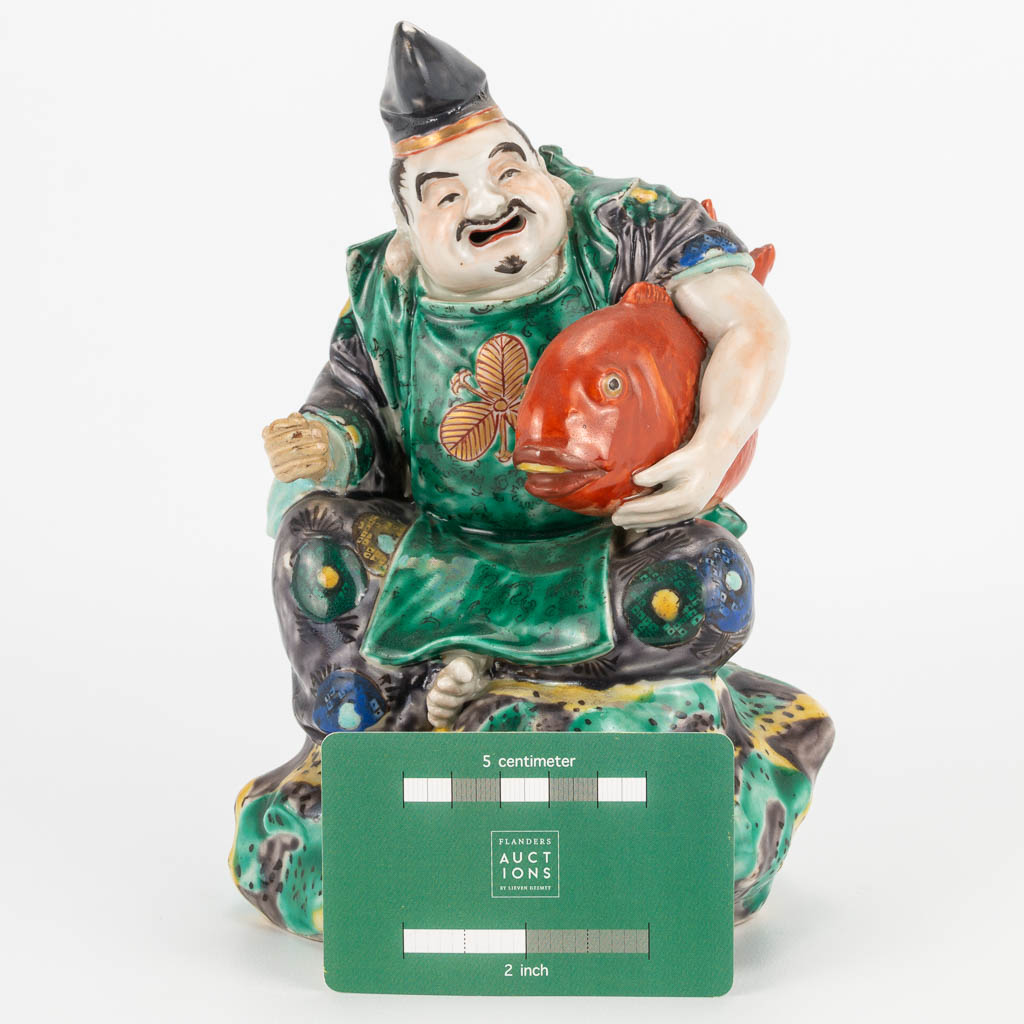 A Chinese porcelain statue of a fisherman. 19th/20th century. (11 x 14 x 20 cm) - Image 4 of 17