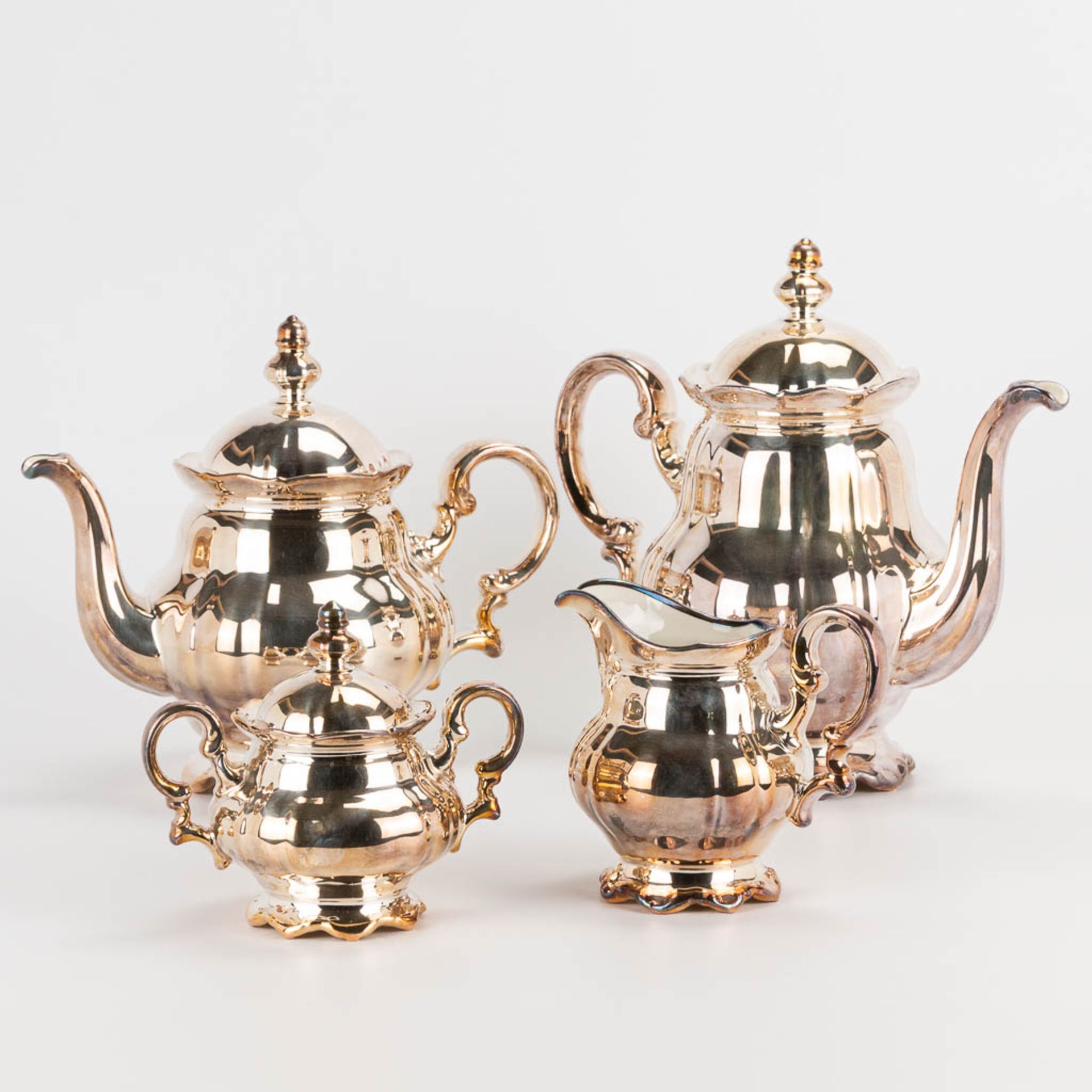 A coffee and tea service made of silver-plated porcelain. Not marked. (13 x 28 x 25 cm)