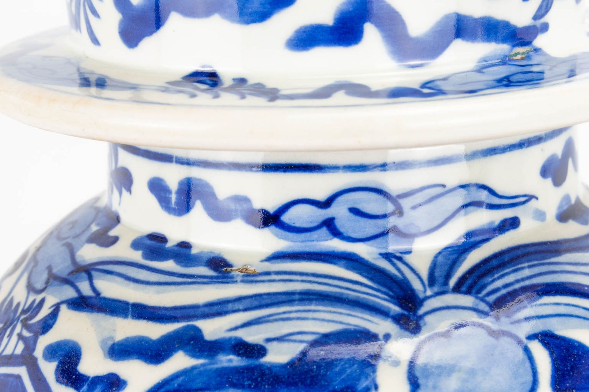 A pair of small Oriental vases wit lid, blue-white floral decor. (40 x 20 cm) - Bild 12 aus 20