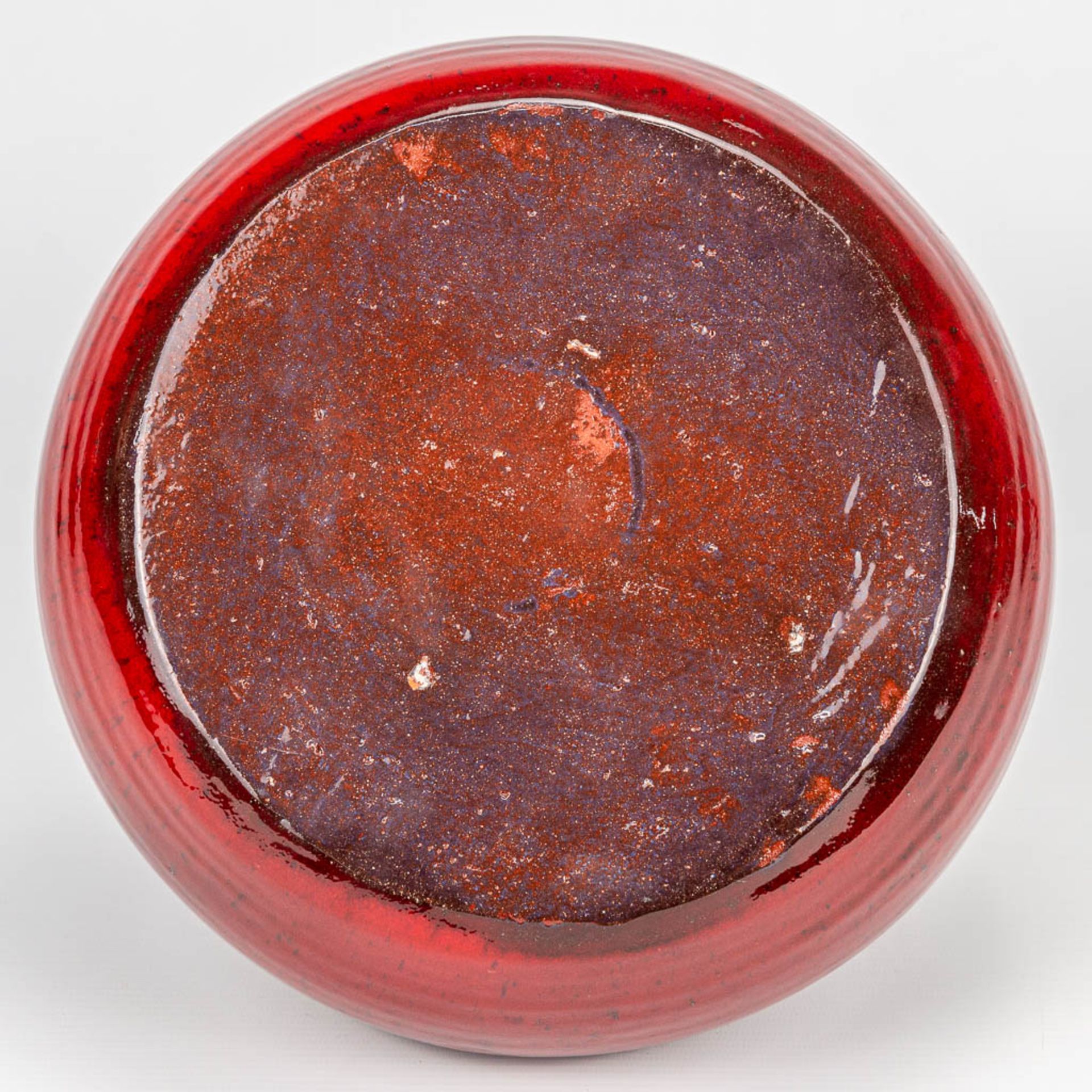 Leon GOOSSENS (XX) A vase made of red glazed ceramics. (18 x 26 cm) - Image 5 of 5
