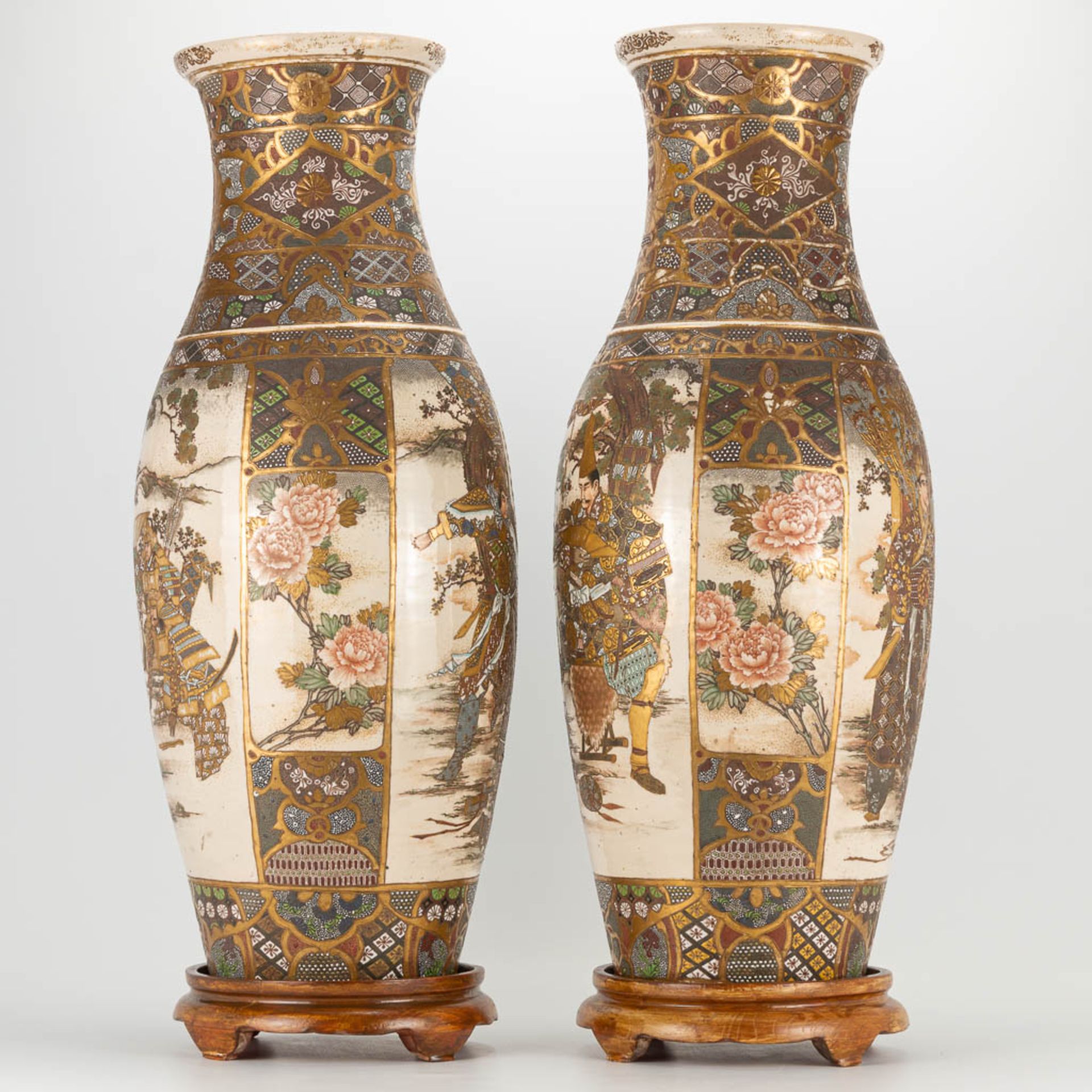 A pair of Japanese Satsuma vases with decor of warriors standing on a wood base. 19th/20th century. - Image 8 of 22