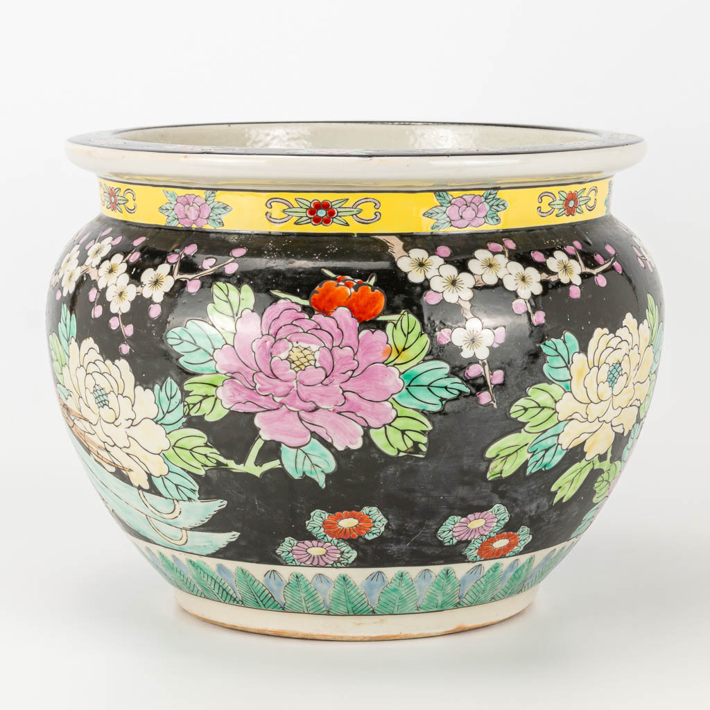 A large famille noir cache pot made of Chinese porcelain with images of birds and flowers. 20th cent - Image 12 of 17