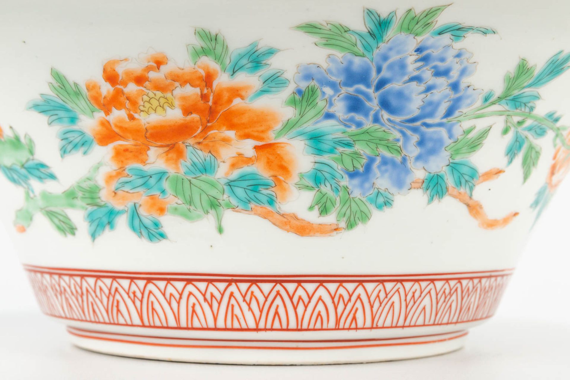 A collection of 2 pieces Japanese: Porcelain Imari rice bowl and a bronze vide poche. (20 x 33 cm) - Image 8 of 30