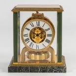 A Jaeger-LeCoultre model 'Atmos' table clock in classical style. (16 x 21 x 23,5 cm)