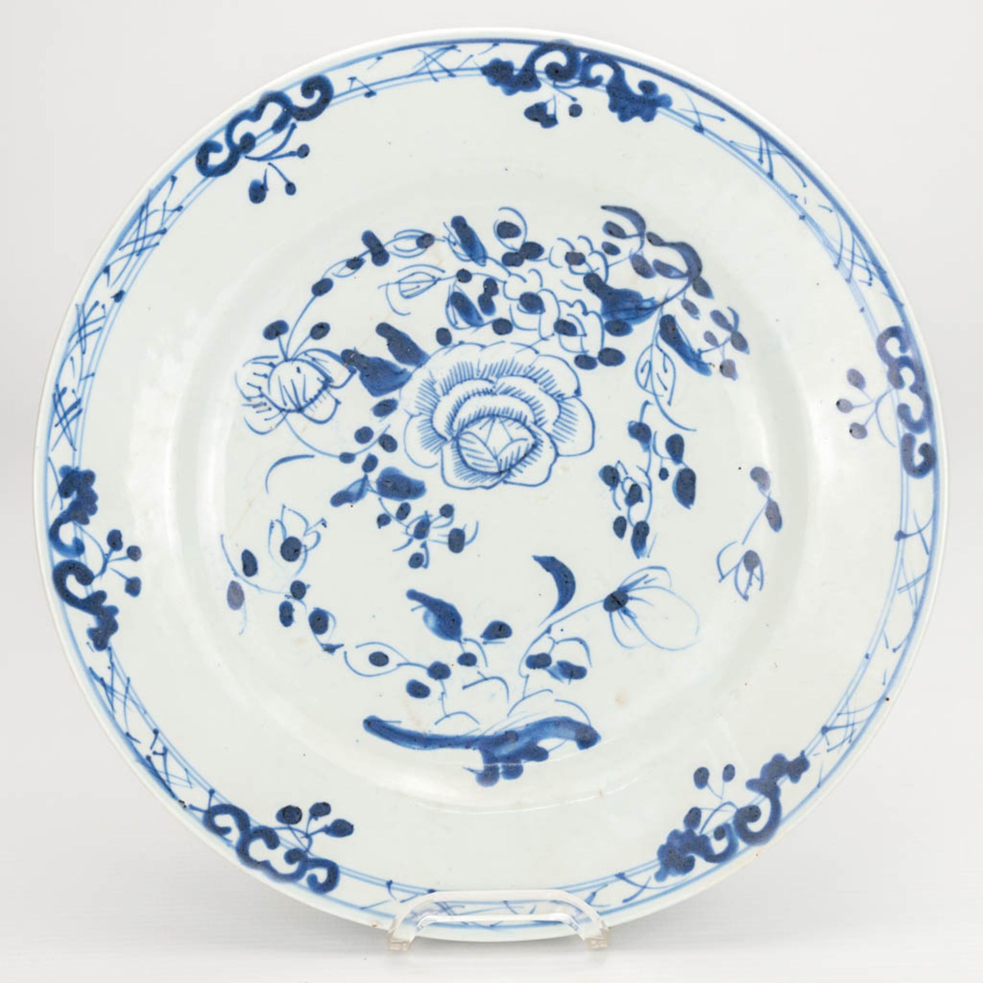 A collection of 10 display plates made of Oriental porcelain, Imari and blue-white and Famille Rose. - Image 8 of 16
