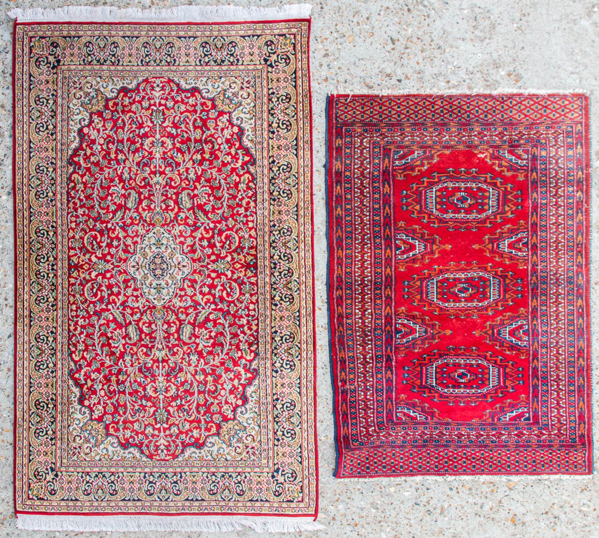 A collection of 2 Oriental carpets, Kashmir and Turkaman /Bokhara. (91 x 153,5 cm)