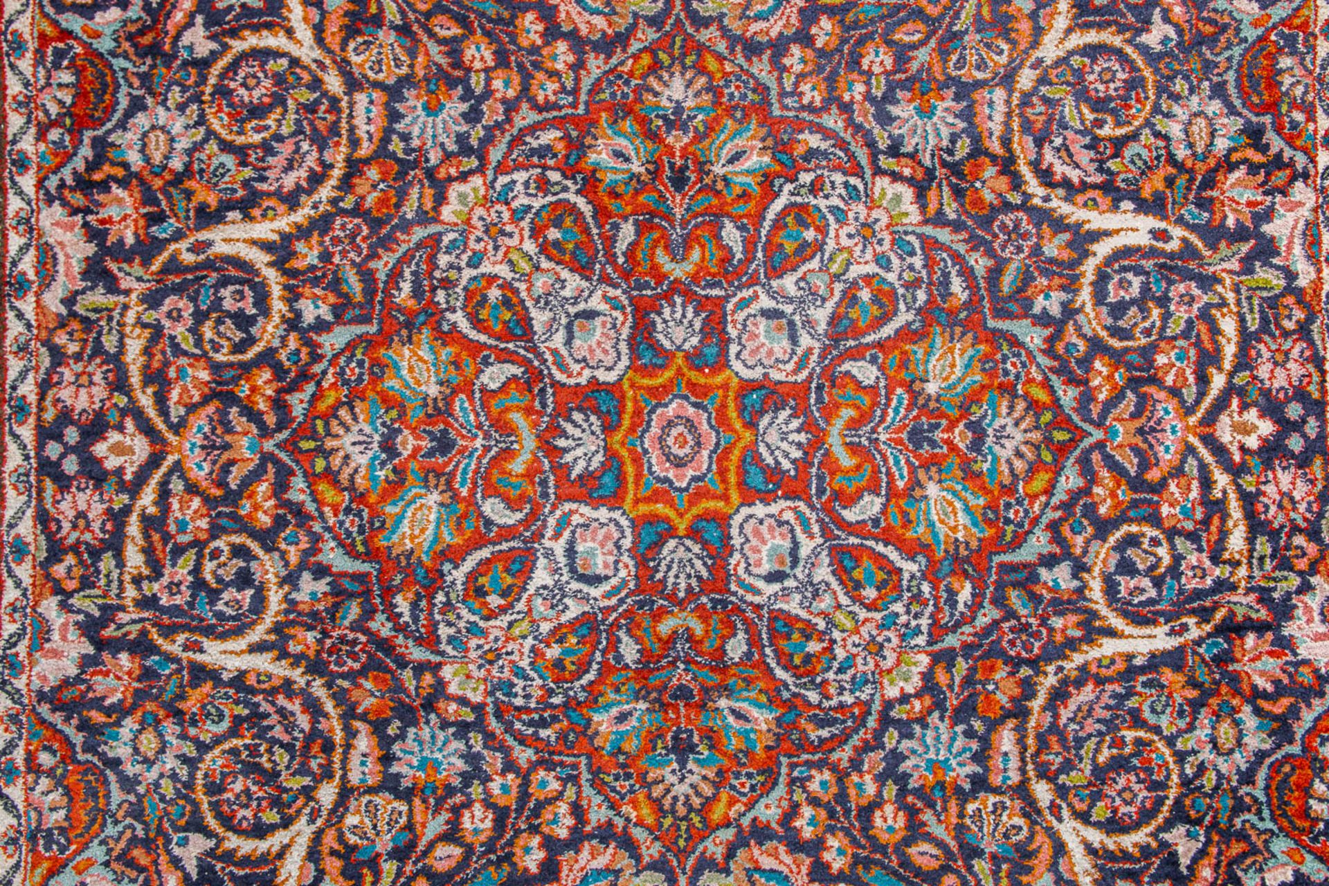 An Oriental hand-made carpet. kerman. (122,5 x 180 cm) - Image 5 of 6