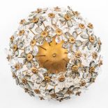A ceiling light made of brass with flowers made of glass, probably made in Italy. (18 x 35 cm)