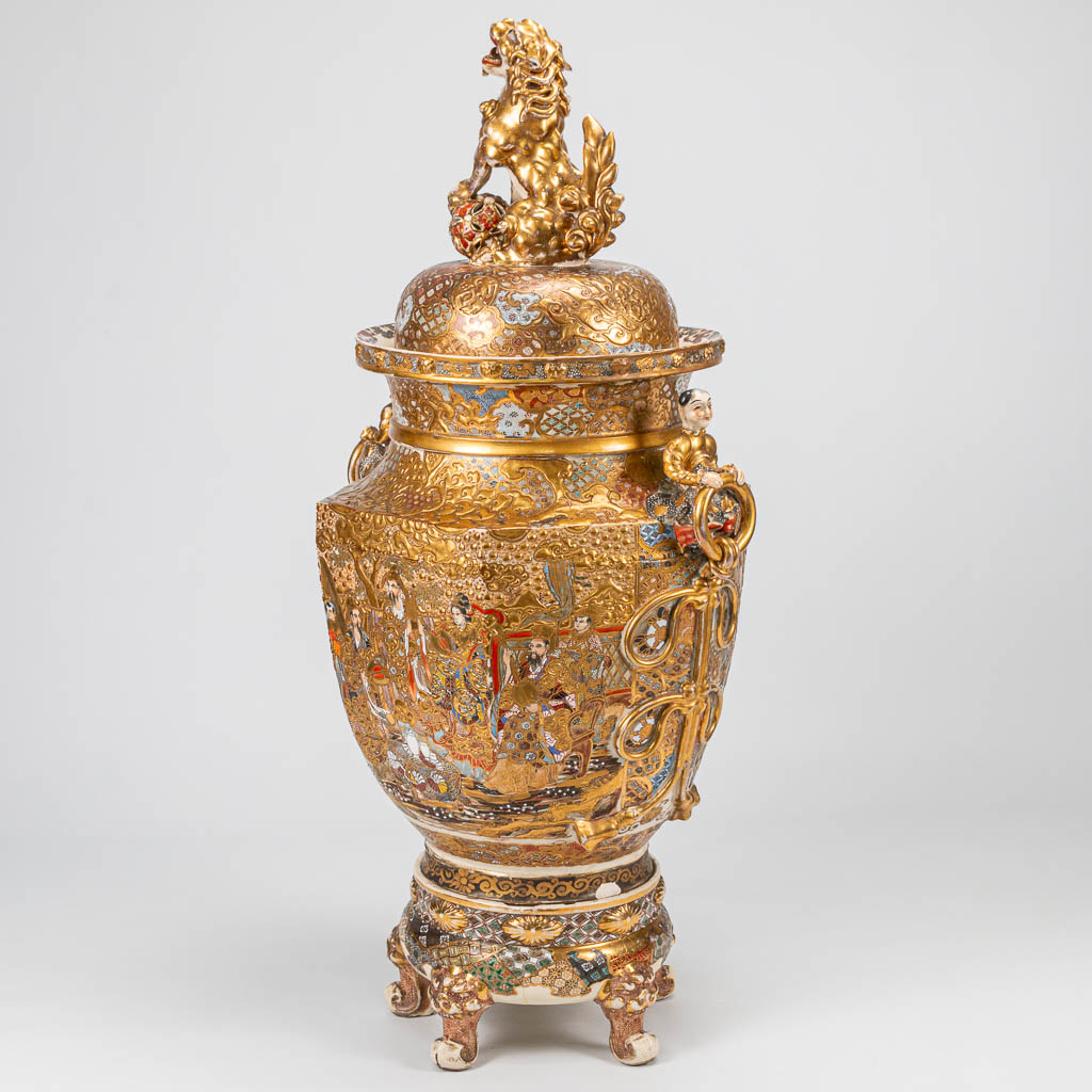 An exceptionally large Satsuma vase with lid on ceramic base, Emperor decor, Japan 19th century. (28 - Image 4 of 28