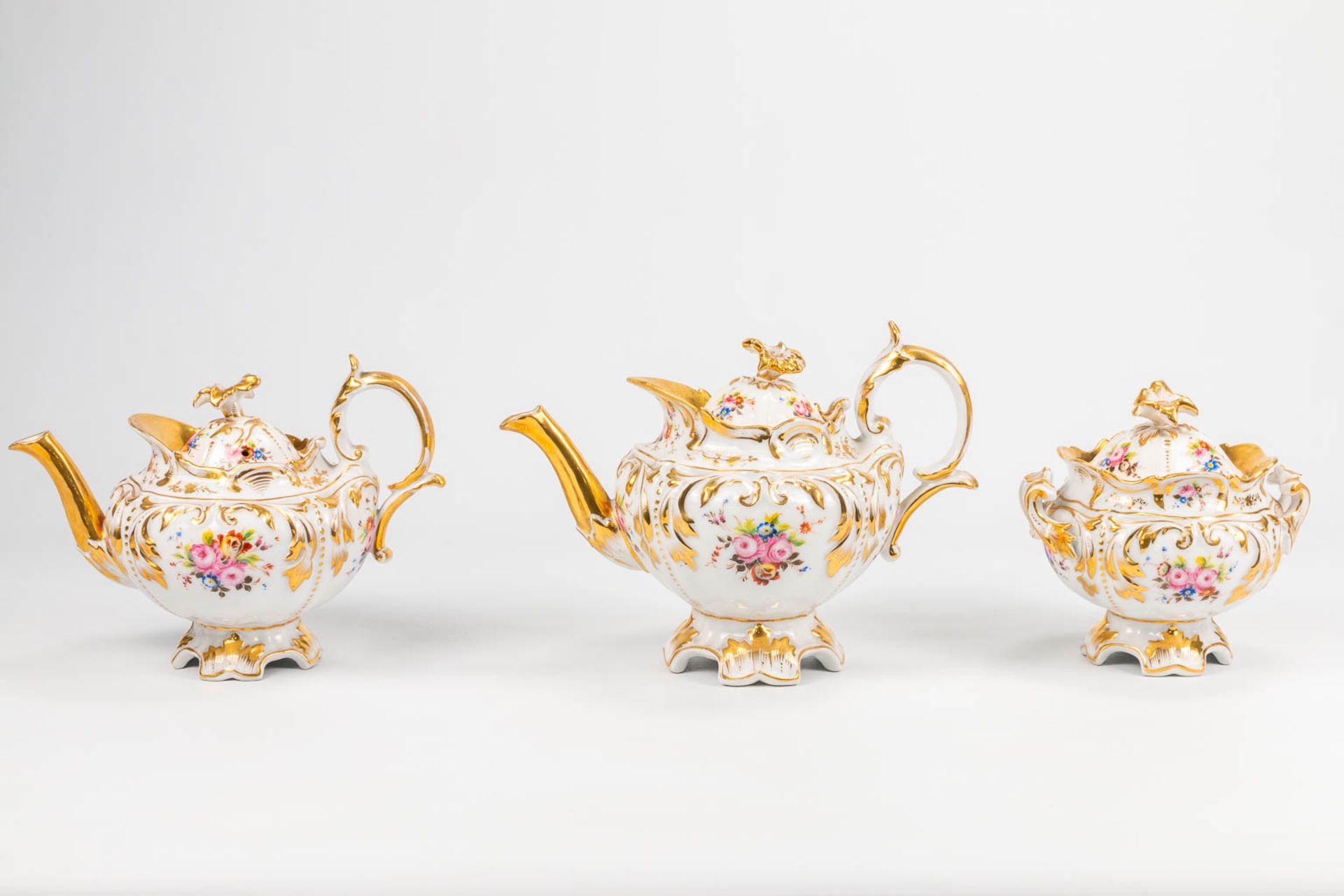 A coffee and tea service made of Vieux Bruxelles porcelain with hand painted flower decors. (20 x 28 - Bild 7 aus 18