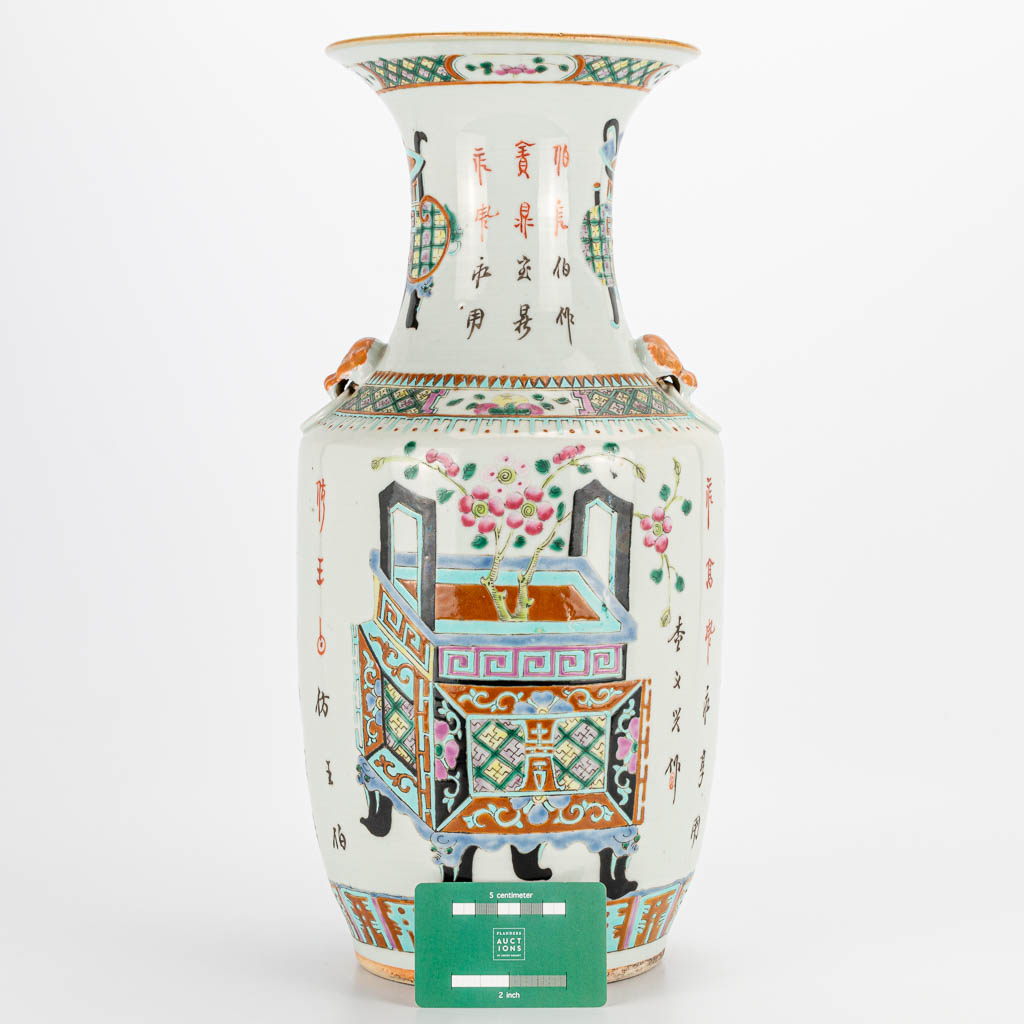 A chinese vase with decor of a planter. 19th/20th century. (43 x 20 cm) - Image 7 of 23