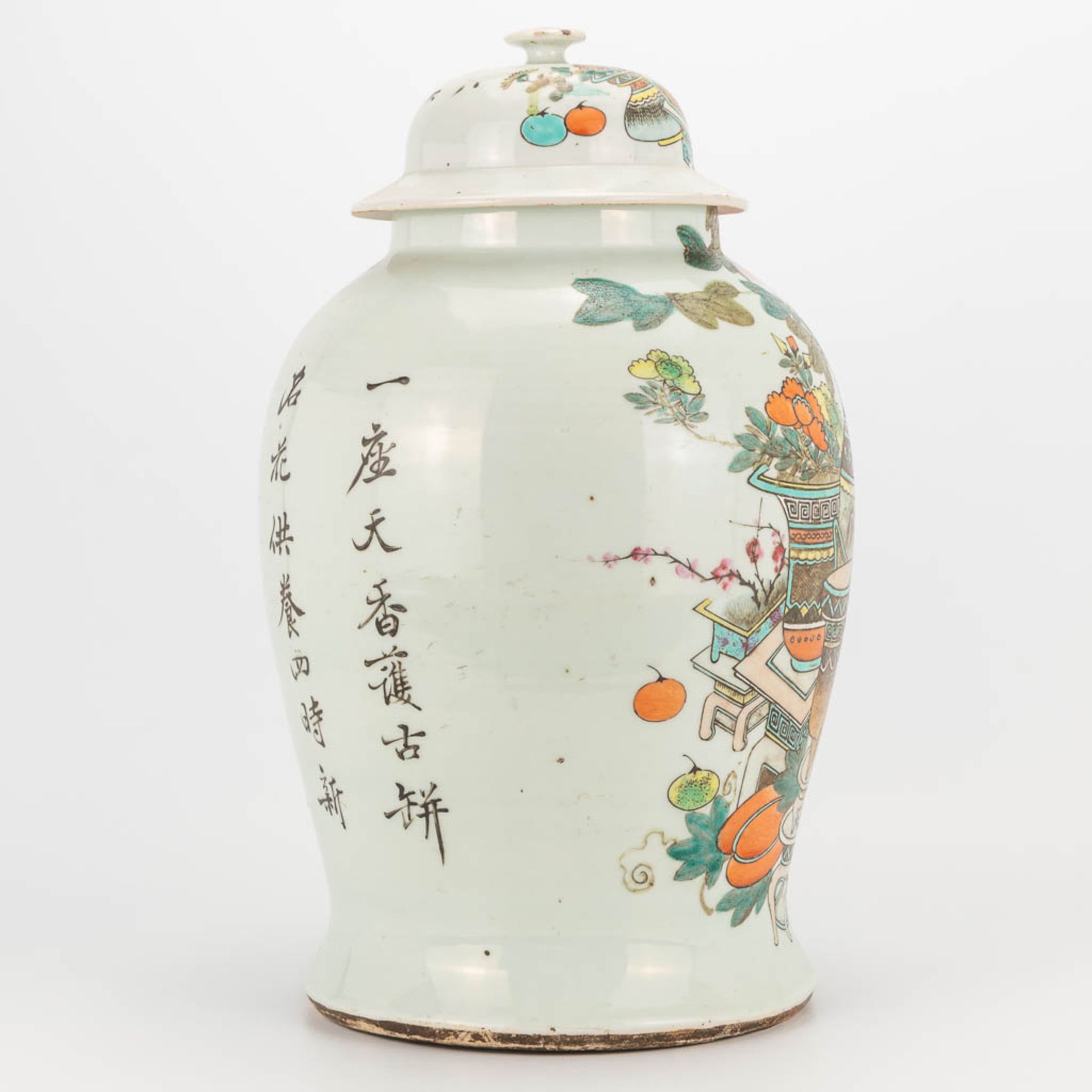 A Chinese porcelain vase with lid, decor of 100 antiquities. 19th/20th century. (43 x 27 cm) - Image 6 of 20