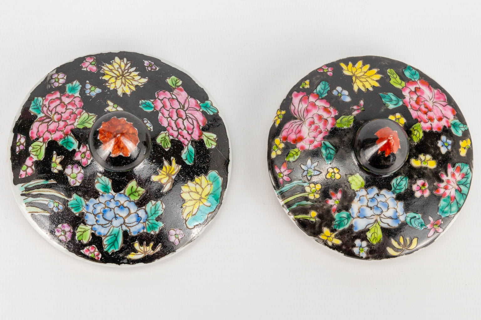 A pair of famille noir Chinese porcelain jars with lid, decorated with flowers. 19th/20th century. ( - Image 11 of 21