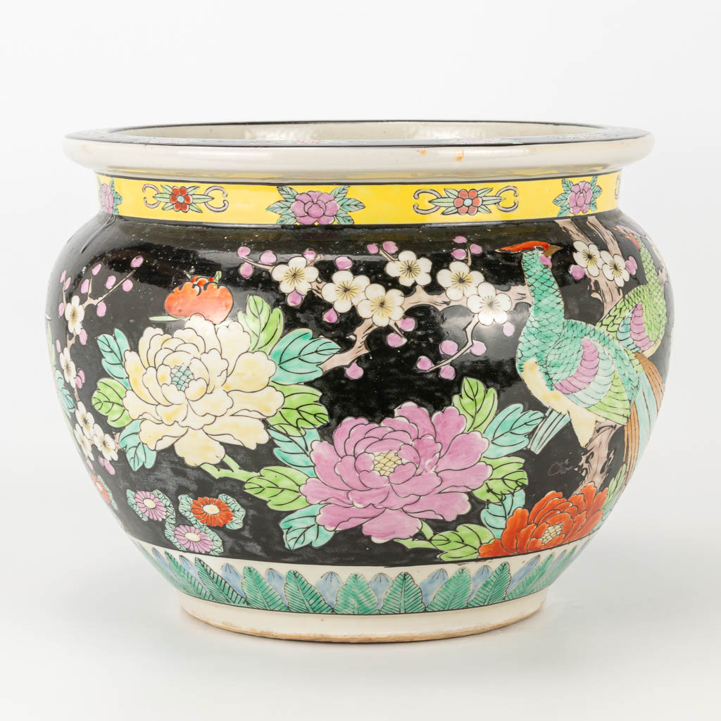 A large famille noir cache pot made of Chinese porcelain with images of birds and flowers. 20th cent - Image 4 of 17