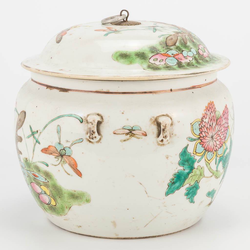 A Chinese porcelain jar with lid, with flower and butterfly decor. 19th/20th century. (21 x 23 cm) - Image 2 of 18