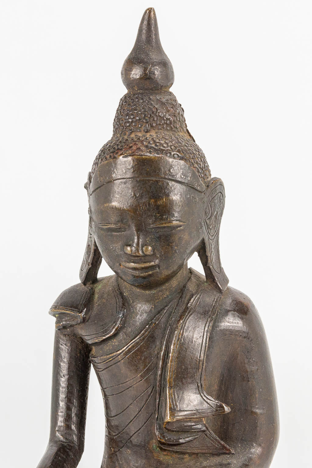 An antique Oriental Buddha, made of patinated bronze. (6 x 11,5 x 18 cm) - Image 10 of 12