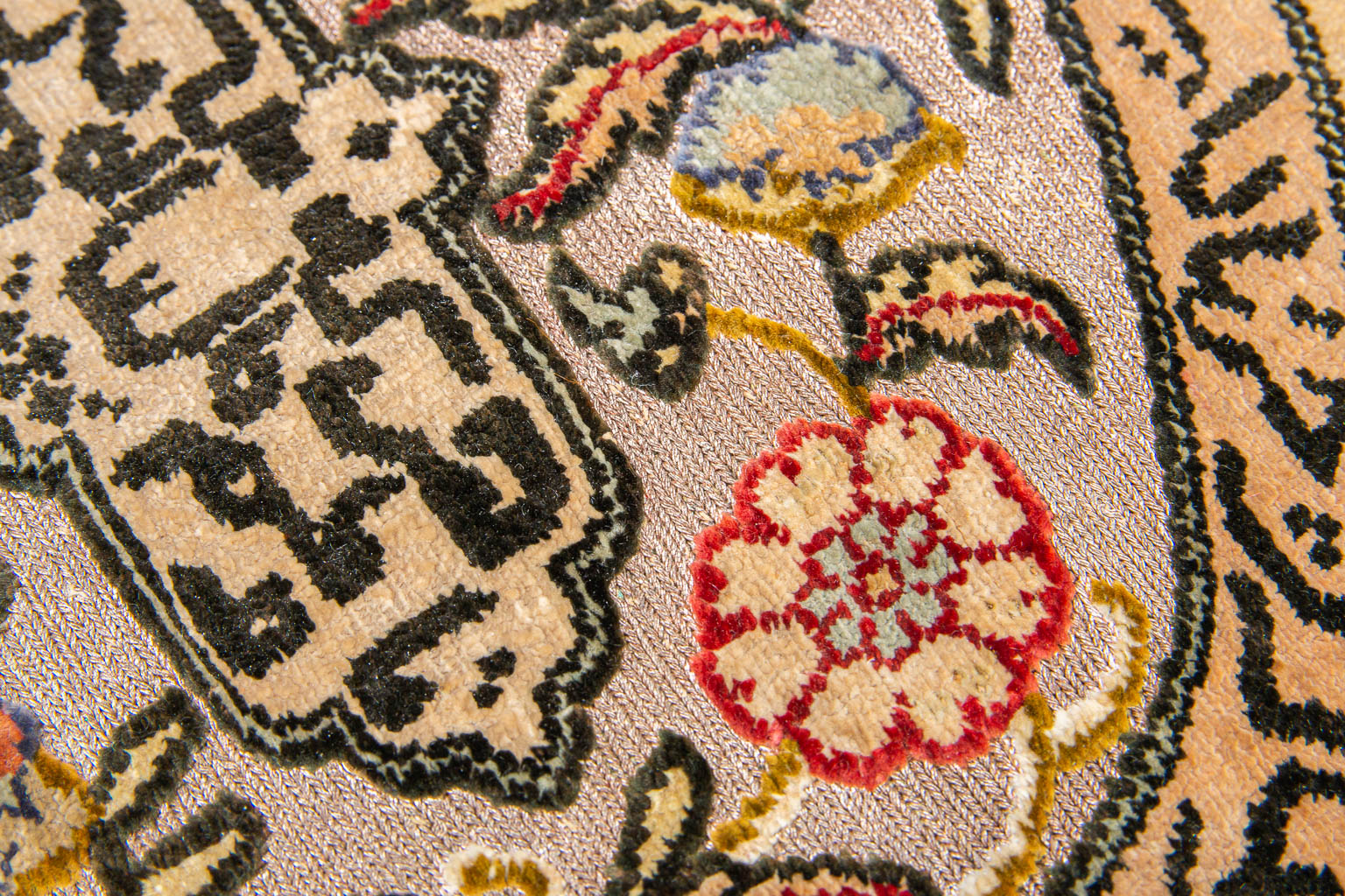 An Oriental hand-made prayer carpet made of silk and finished with gold thread. (58 x 87 cm) - Image 2 of 7