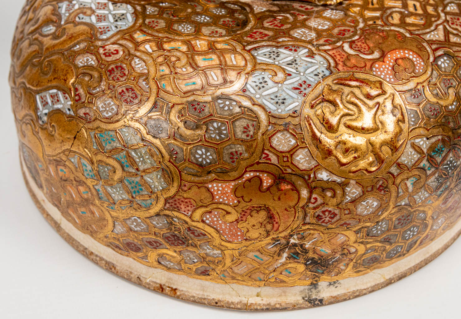 An exceptionally large Satsuma vase with lid on ceramic base, Emperor decor, Japan 19th century. (28 - Image 22 of 28