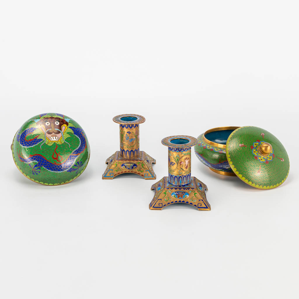 A collection of 2 jars and 2 candlesticks made of cloisonne bronze. (7 x 10 cm)