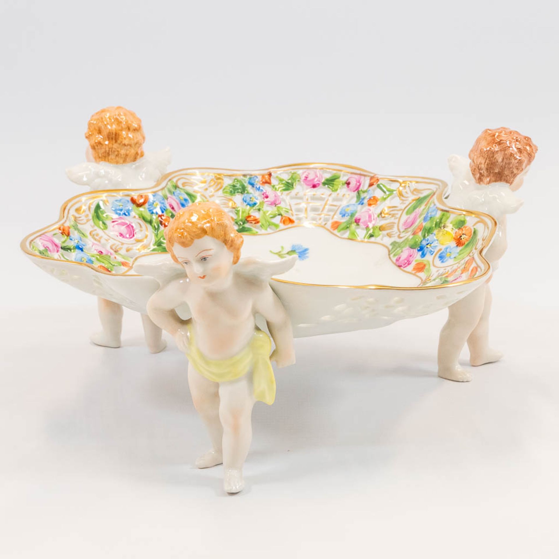 An ajoured porcelain basket, carried by putti, with hand-painted flower decor and marked on the base - Bild 11 aus 16