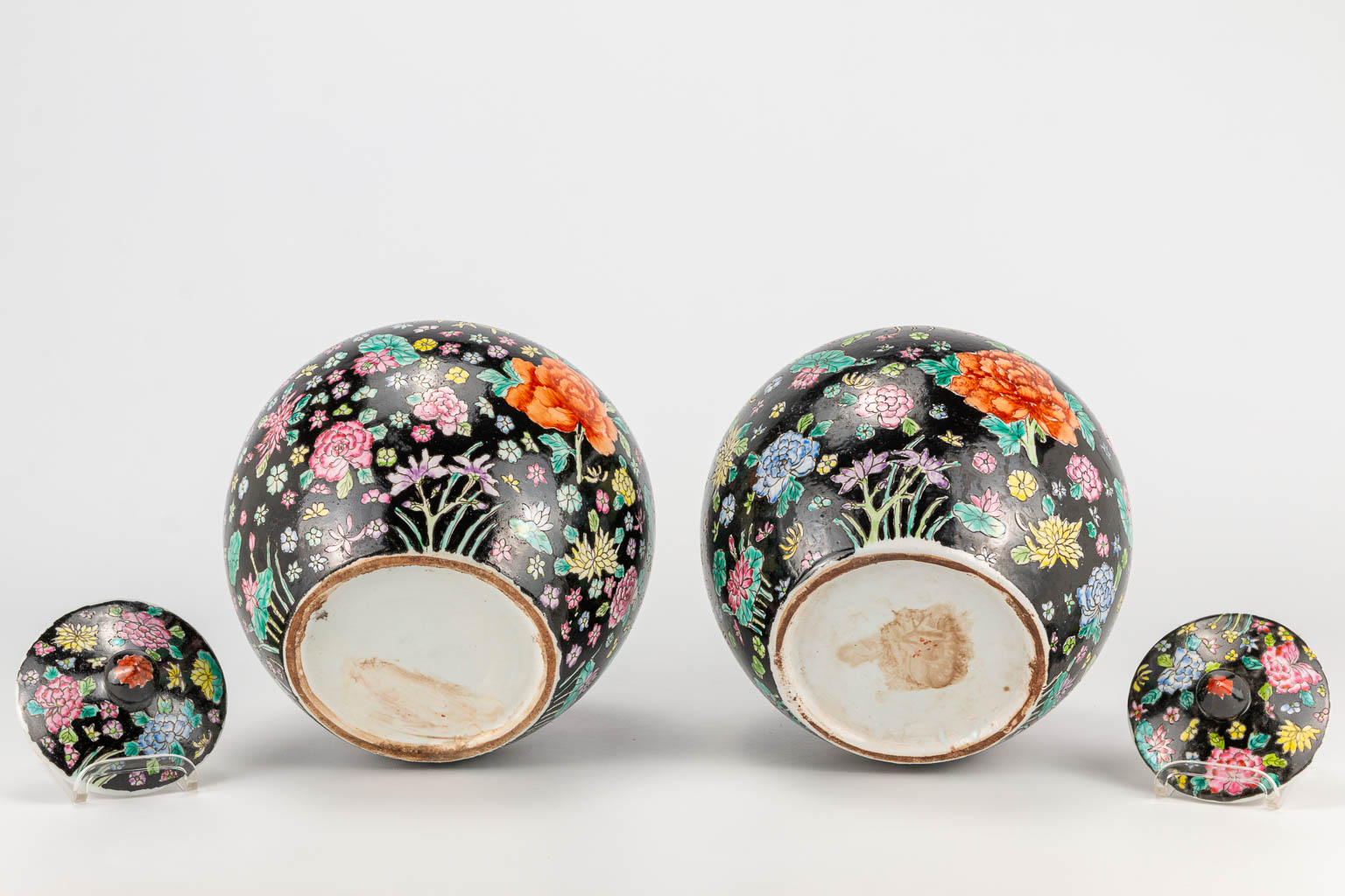 A pair of famille noir Chinese porcelain jars with lid, decorated with flowers. 19th/20th century. ( - Image 5 of 21