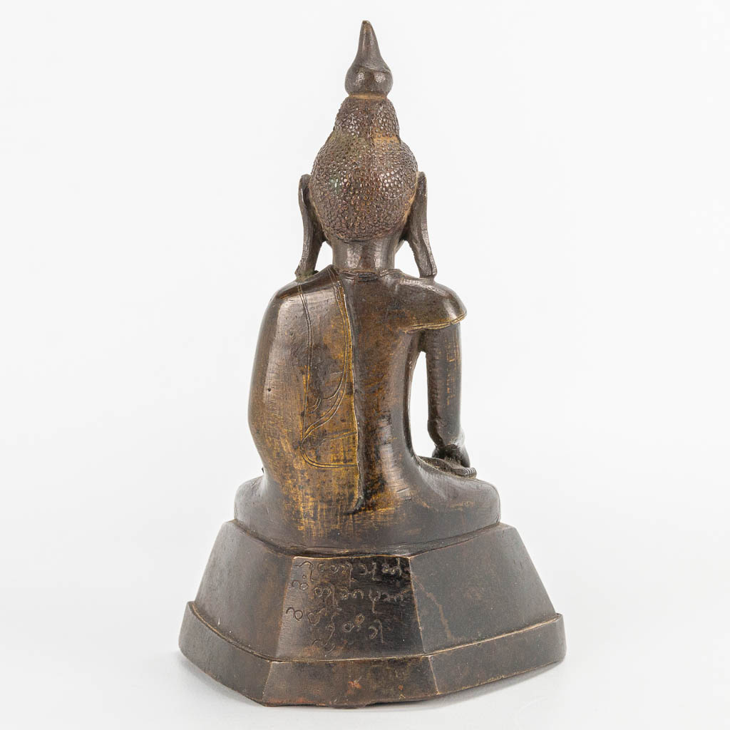 An antique Oriental Buddha, made of patinated bronze. (6 x 11,5 x 18 cm) - Image 6 of 12