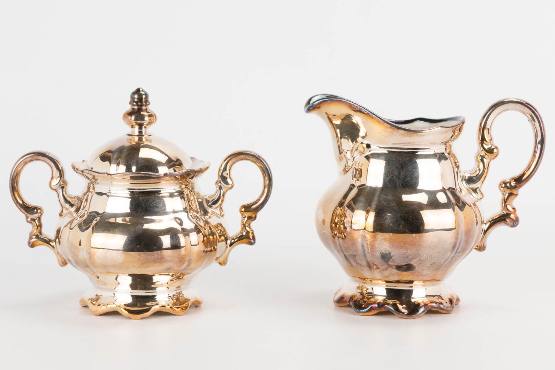 A coffee and tea service made of silver-plated porcelain. Not marked. (13 x 28 x 25 cm) - Bild 8 aus 9