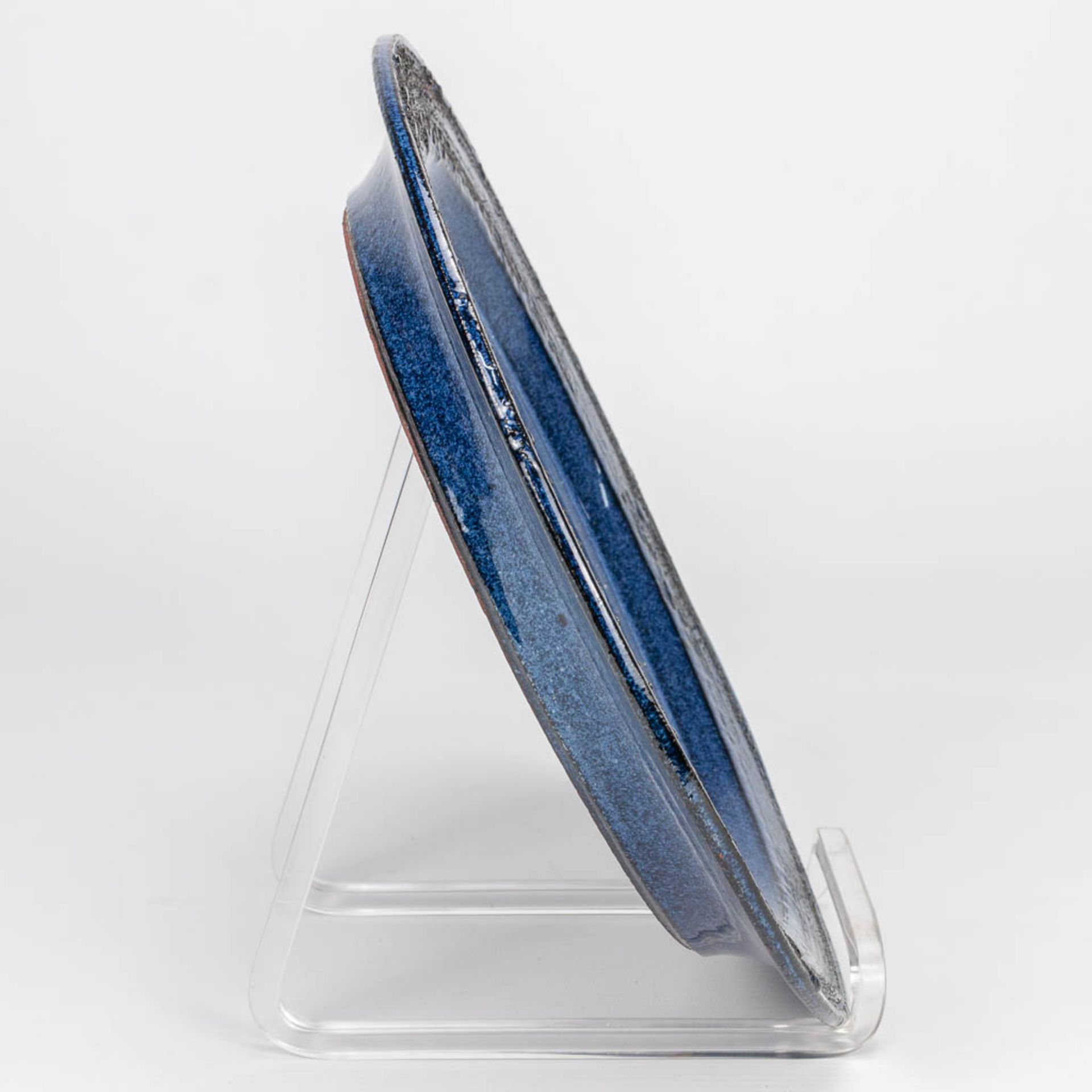 Rogier VANDEWEGHE (1923-2020) A plate made of ceramics with exceptional blue glaze. (2,5 x 27 cm) - Bild 2 aus 5