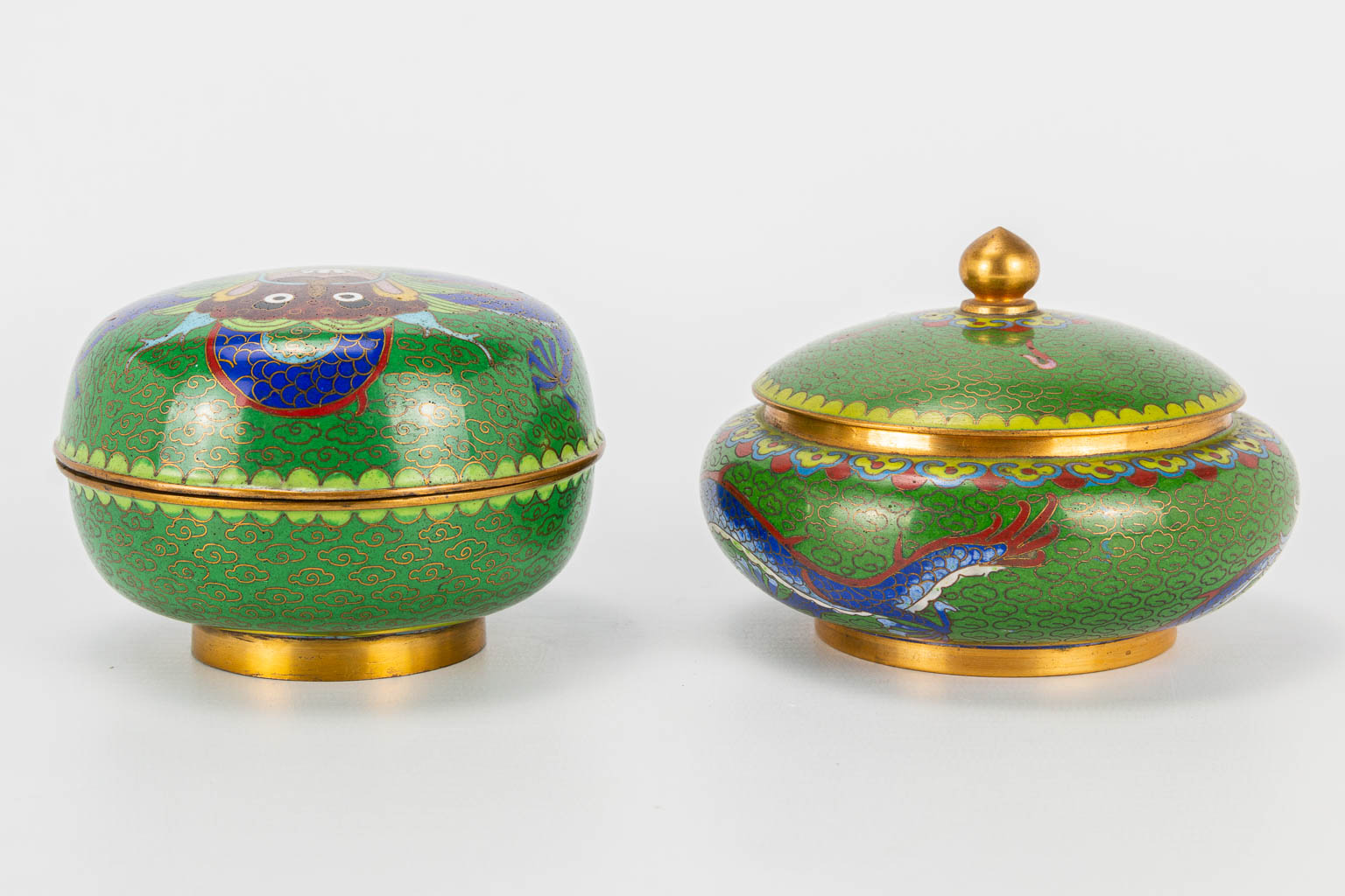 A collection of 2 jars and 2 candlesticks made of cloisonne bronze. (7 x 10 cm) - Image 5 of 16