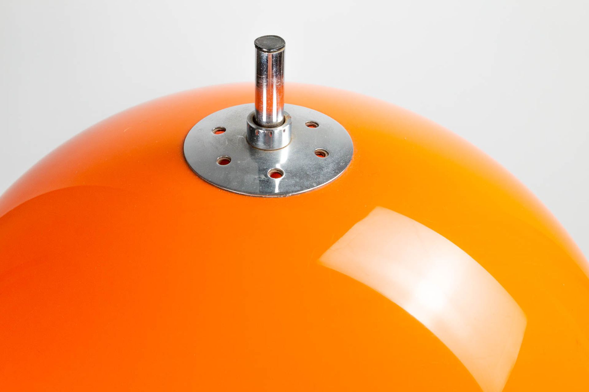 A standing lamp with orange acrylic lamp shade on metal base. Around 1970. (45 x 150 cm) - Bild 9 aus 10