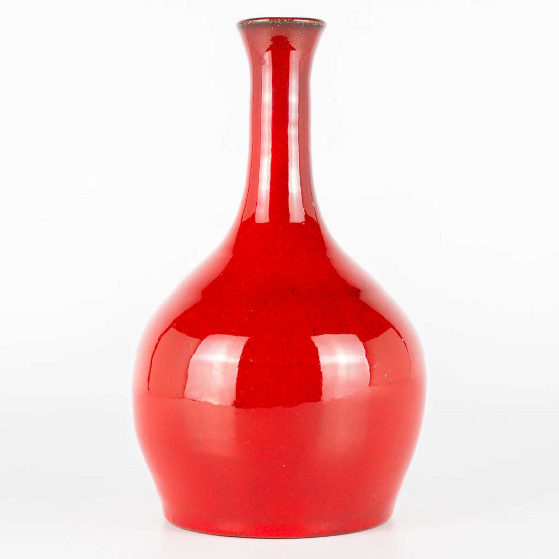 Leon GOOSSENS (XX) A red glazed vase made of ceramics. Not marked. (20 x 11 cm)