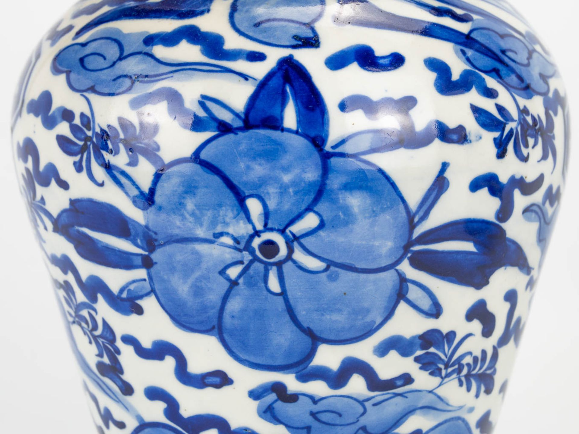 A pair of small Oriental vases wit lid, blue-white floral decor. (40 x 20 cm) - Bild 14 aus 20