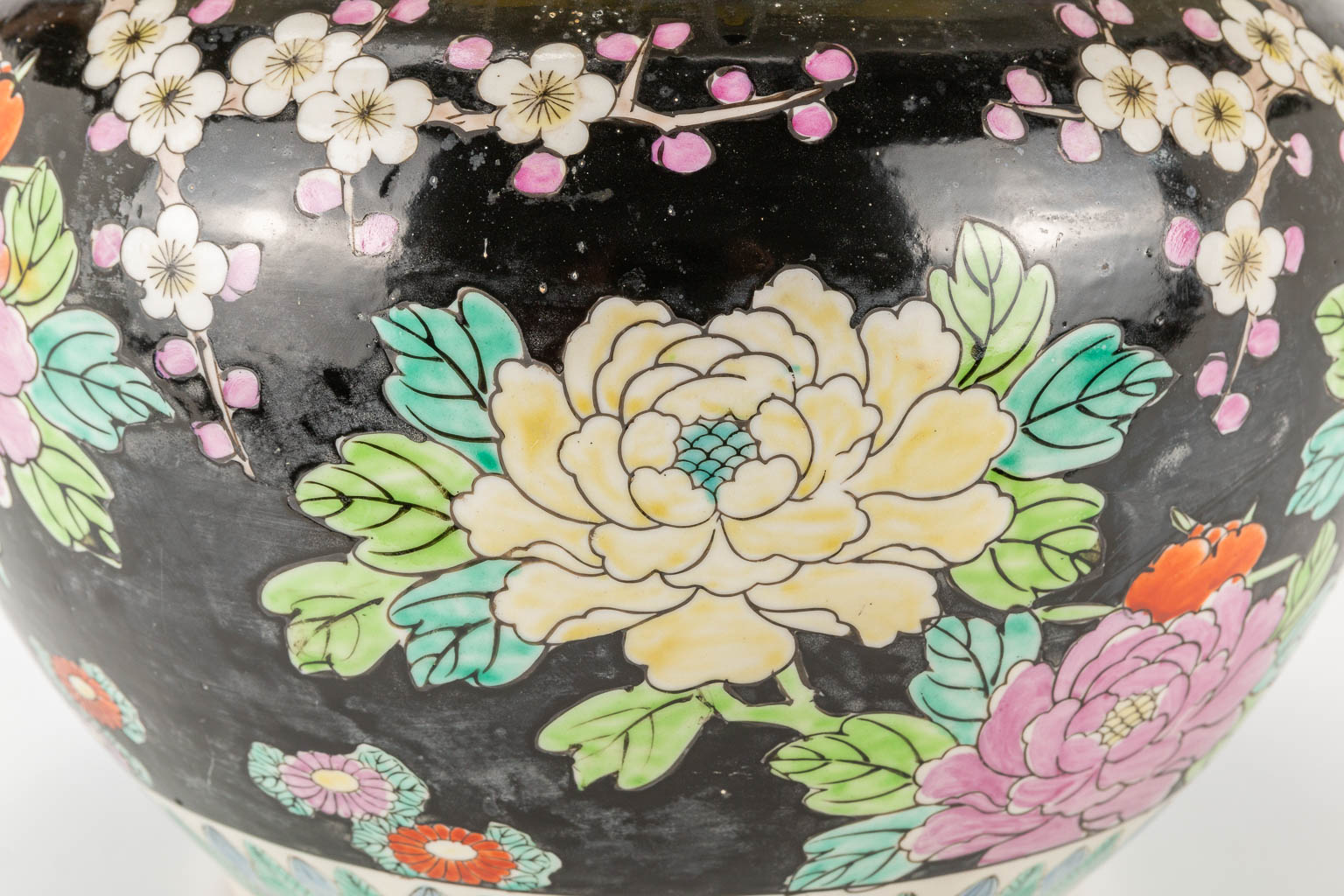 A large famille noir cache pot made of Chinese porcelain with images of birds and flowers. 20th cent - Image 14 of 17