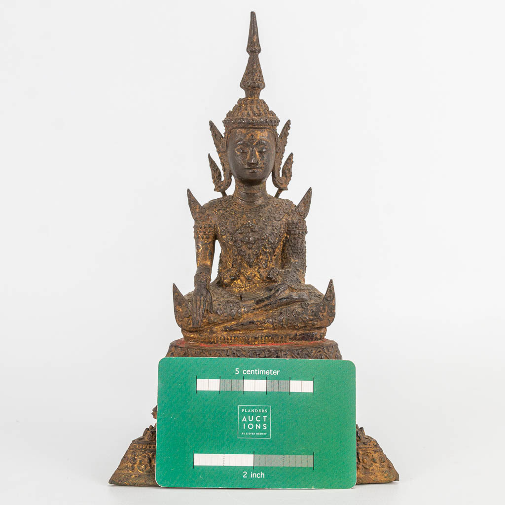 An antique Oriental Buddha, made of patinated bronze. Probably Thailand. (6,5 x 12 x 20 cm) - Image 5 of 10