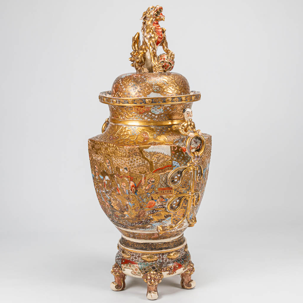 An exceptionally large Satsuma vase with lid on ceramic base, Emperor decor, Japan 19th century. (28 - Image 7 of 28