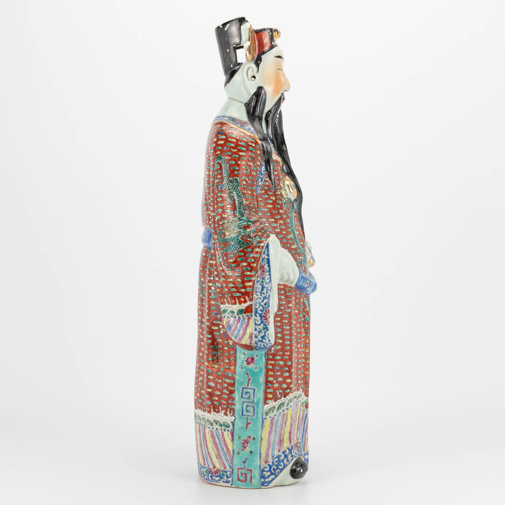 A Chinese porcelain statue of a wise man. 19th/20th century. (12 x 18 x 48 cm) - Image 2 of 20