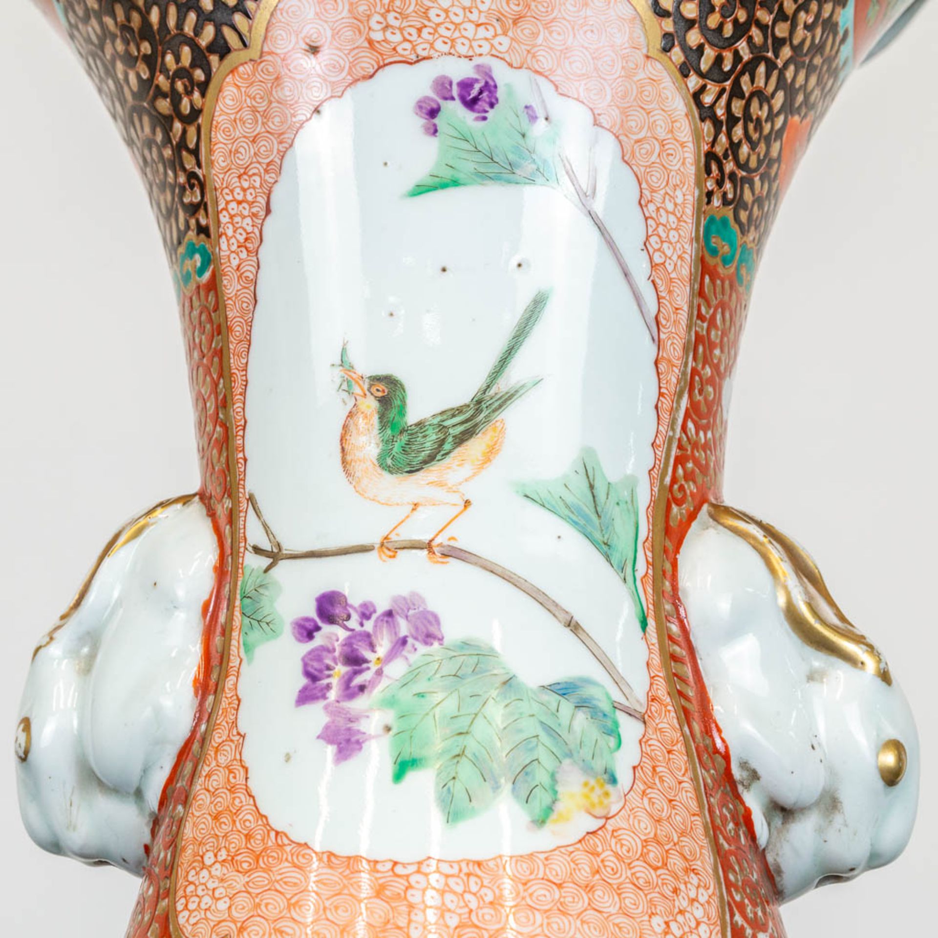 A large vase made of Japansese porcelain, decorated with blossoms. 19th/20th century. (106 x 40 cm) - Image 4 of 9