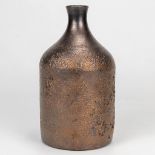 Elisabeth VANDEWEGHE (XX-XXI) a vase made of bronze glaze ceramics for Perignem. (20 x 10 cm)