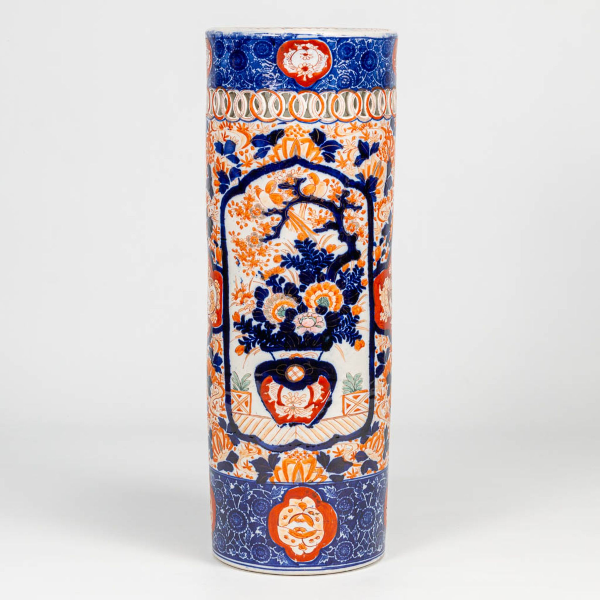 An Imari umbrella stand, vase made of porcelain in Japan. 19th/20th century. (61 x 22 cm) - Image 8 of 17