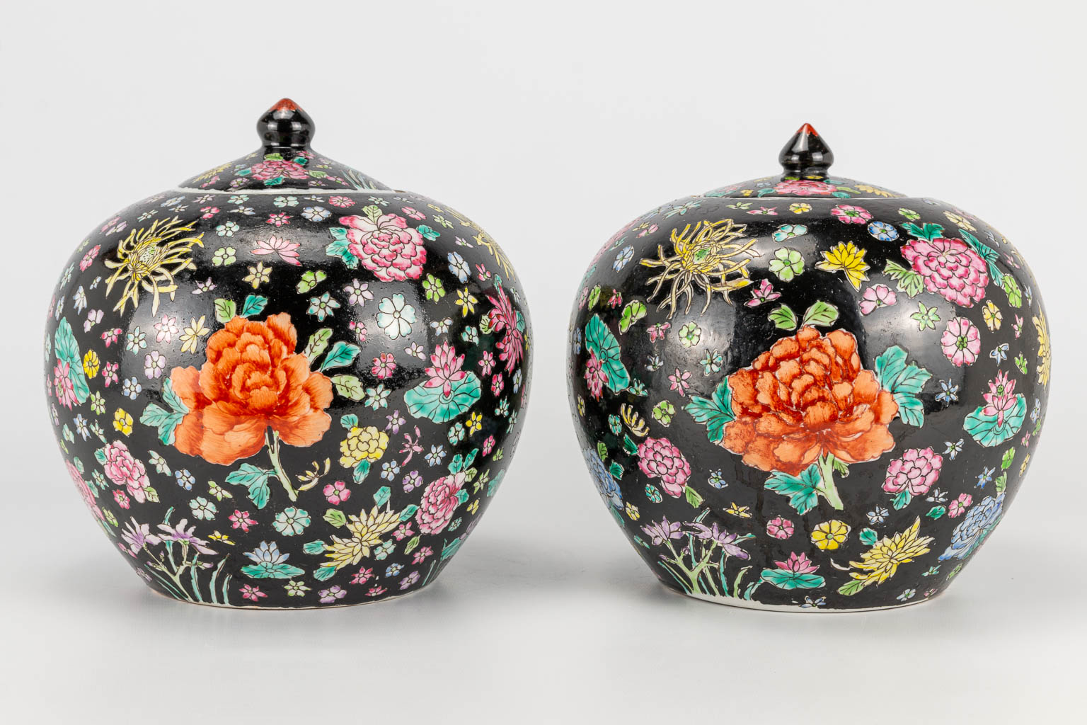 A pair of famille noir Chinese porcelain jars with lid, decorated with flowers. 19th/20th century. ( - Image 9 of 21