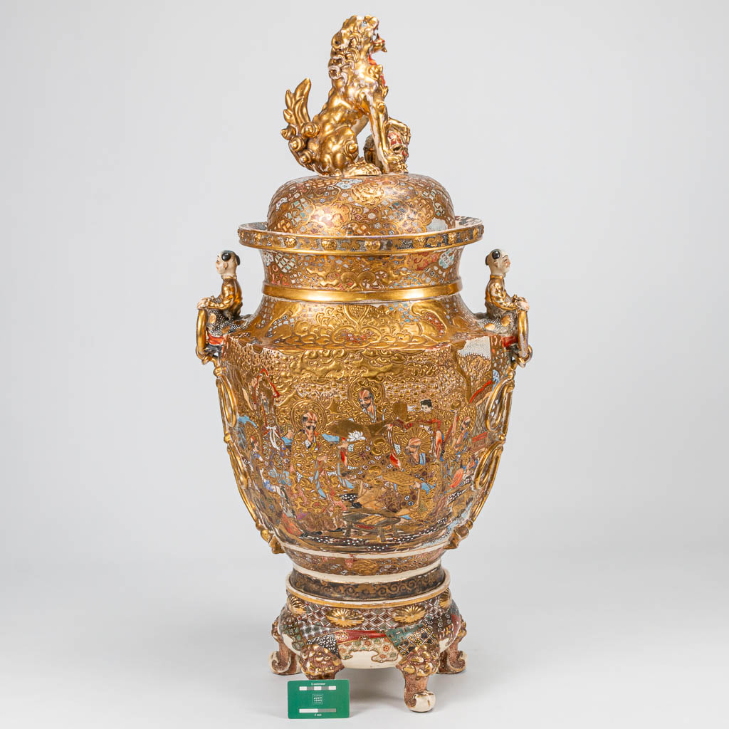 An exceptionally large Satsuma vase with lid on ceramic base, Emperor decor, Japan 19th century. (28 - Image 5 of 28